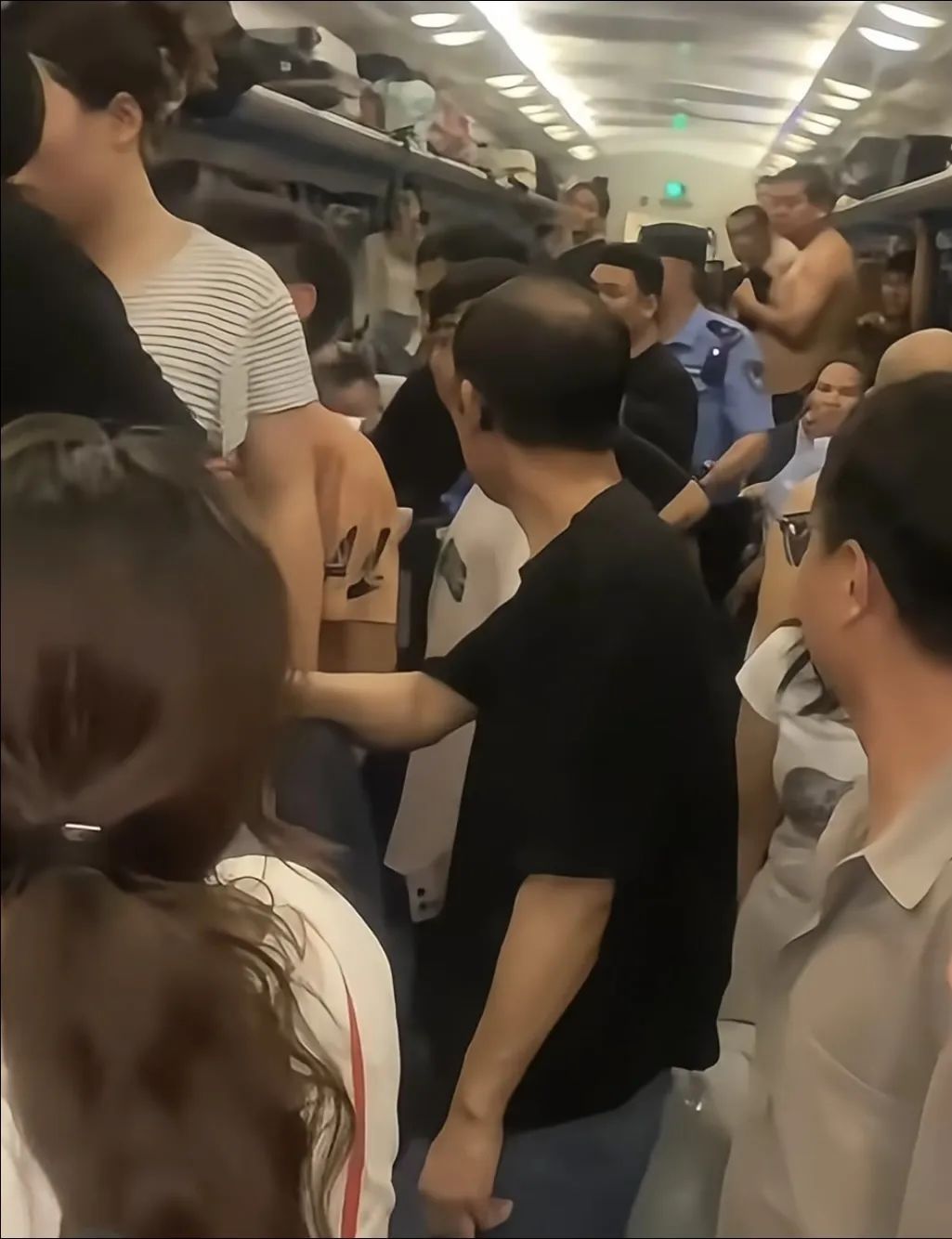 一旅客列车浙江境内脱线！铁路部门深夜致歉，官方通报