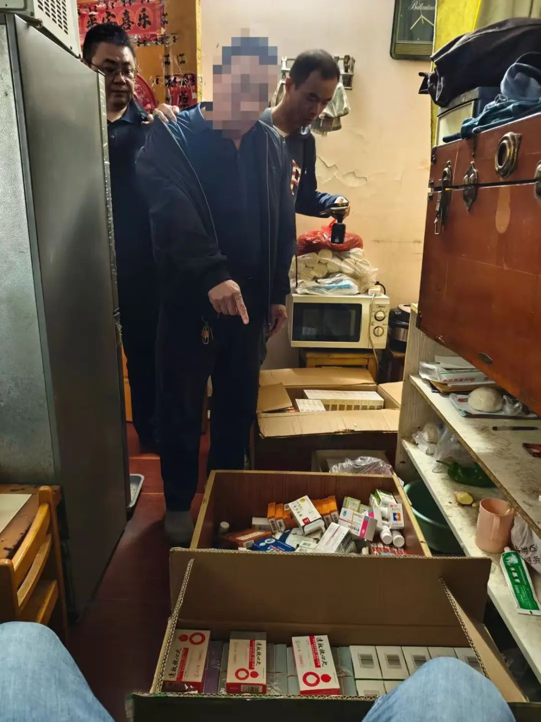 上海宝山警方全链条捣毁两个集“收、配、贩、销”一体的医保诈骗团伙 上海宝山警方全链条捣毁两个集“收、配、贩、销”一体的医保诈骗团伙