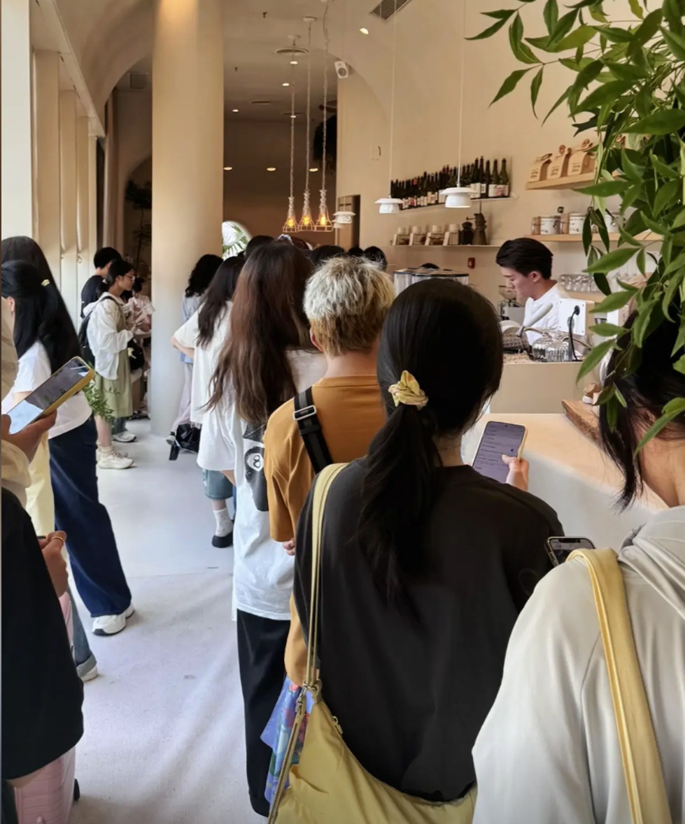 突然爆火！知名男歌手一到上海就直奔这里！很多人看后眼角泛红...