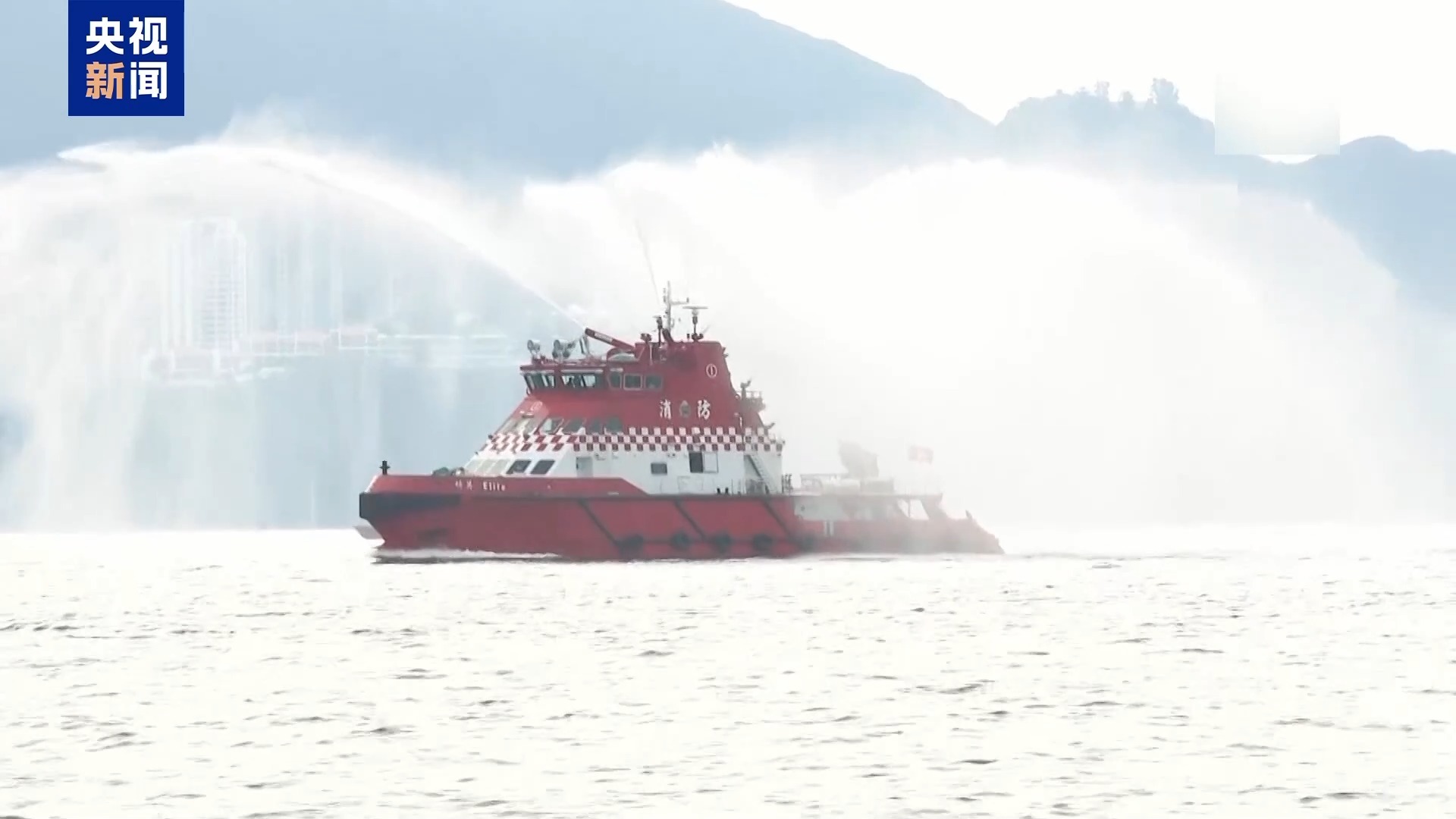 香港“海陆空”全方位欢迎山东舰航母编队抵港