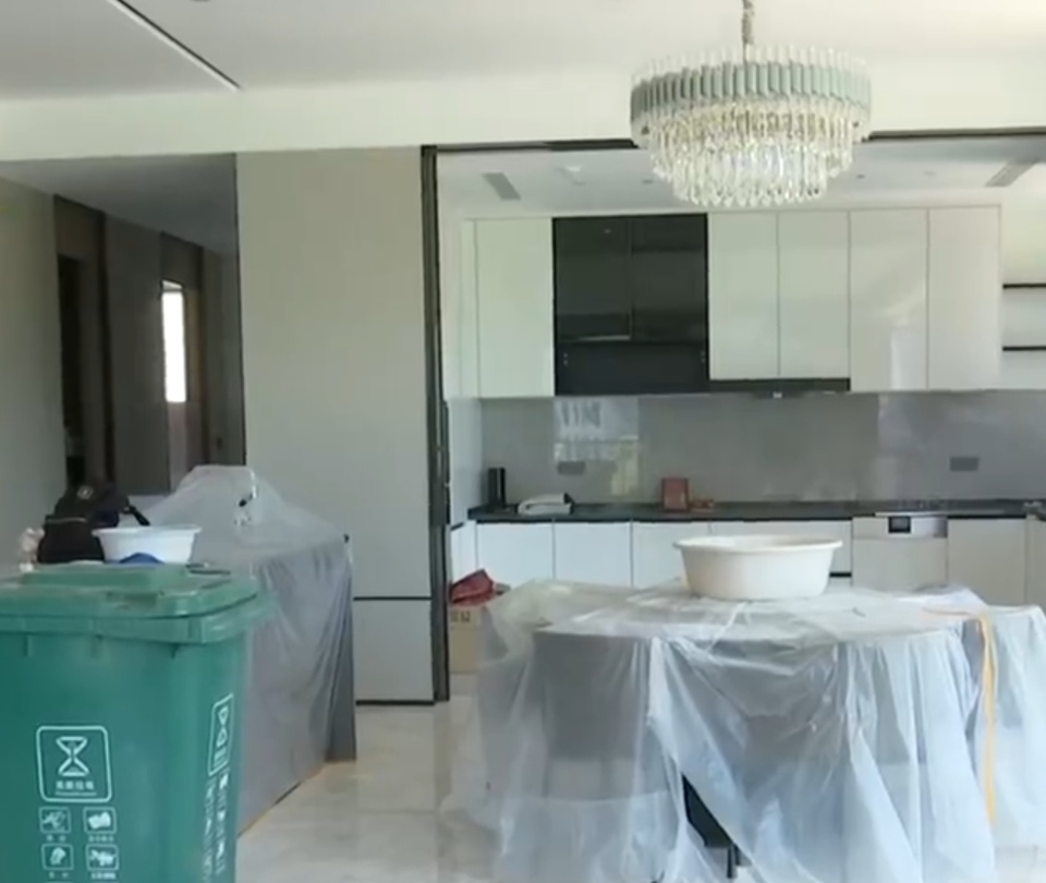 1080万元买房270万元装修,入住前突然被淹,“楼上样板间漏了一两吨水” 1080万元买房270万元装修,入住前突然被淹,“楼上样板间漏了一两吨水”