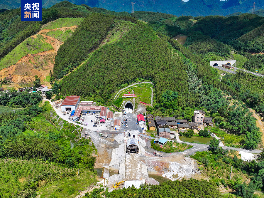 进度条刷新 柳梧铁路全线最长隧道顺利贯通 进度条刷新 柳梧铁路全线最长隧道顺利贯通