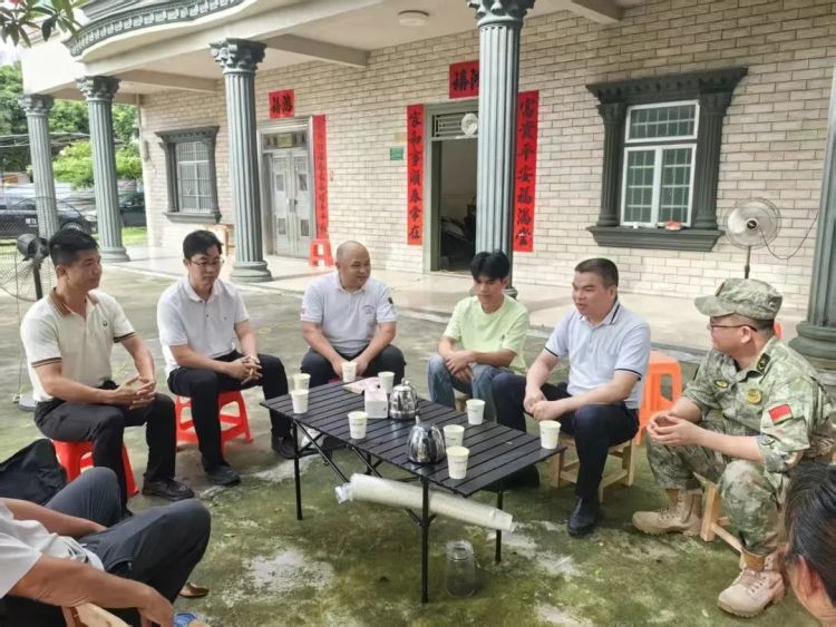 河中托起溺水学生,广东00后小伙救人后报名参军 河中托起溺水学生,广东00后小伙救人后报名参军