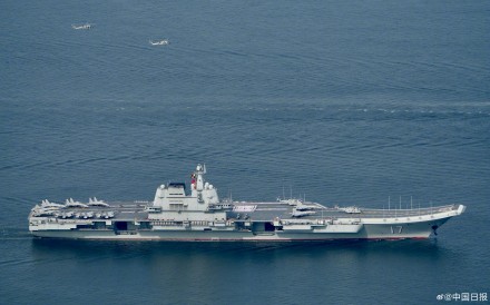 激动！香港市民一早登上观景台围观山东舰到港