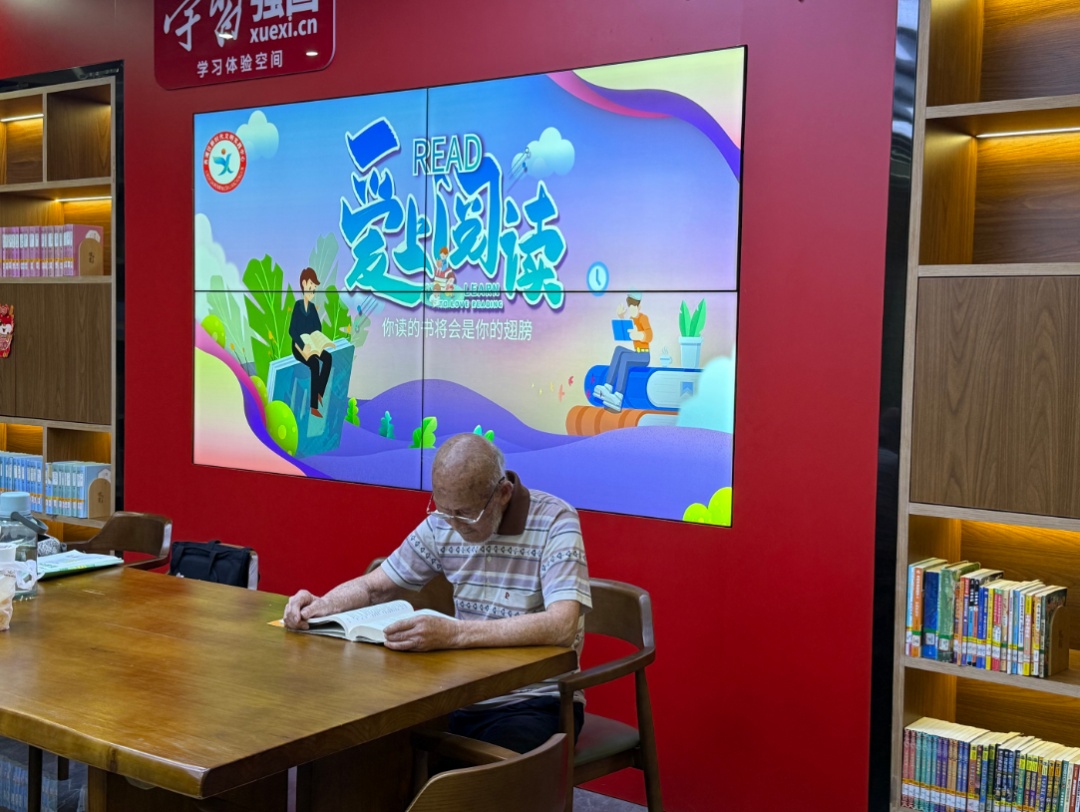 冲上热搜!南昌93岁老人每天都在孺子书房看书 冲上热搜!南昌93岁老人每天都在孺子书房看书