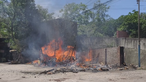 现金54w+、黄金30余克、房产证被埋火场!消防在滚烫废墟中找寻 现金54w+、黄金30余克、房产证被埋火场!消防在滚烫废墟中找寻