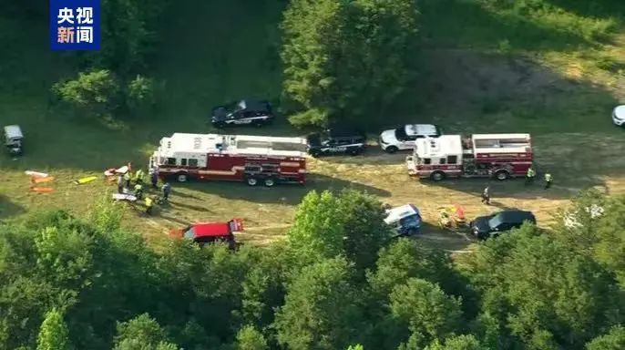 美国一载有15人小型飞机坠毁,造成“大规模人员伤亡” 美国一载有15人小型飞机坠毁,造成“大规模人员伤亡”