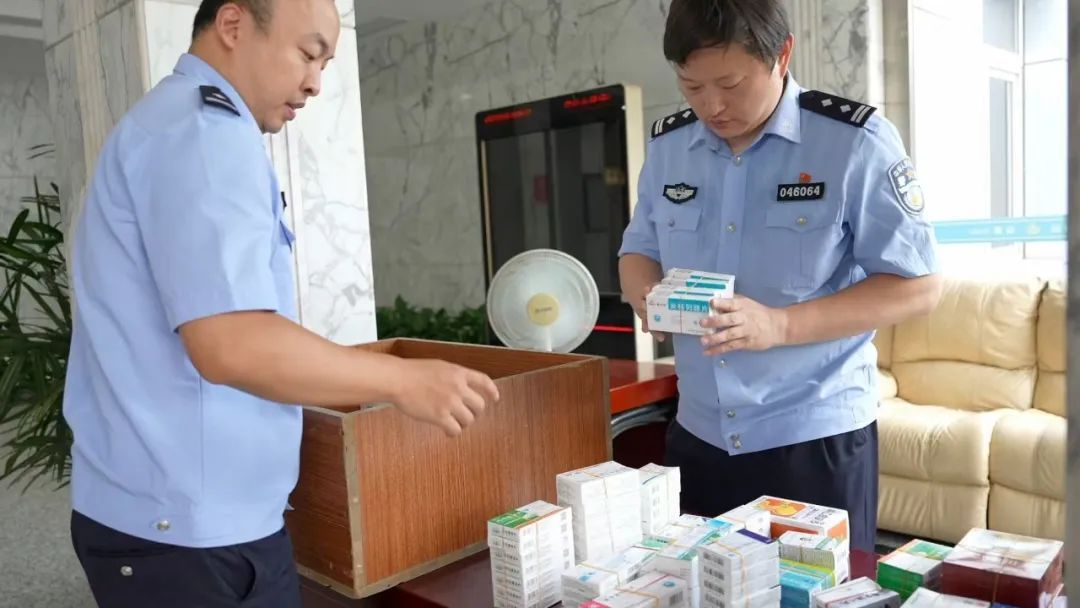 上海宝山警方全链条捣毁两个集“收、配、贩、销”一体的医保诈骗团伙 上海宝山警方全链条捣毁两个集“收、配、贩、销”一体的医保诈骗团伙