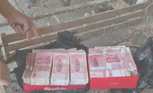 现金54w+、黄金30余克、房产证被埋火场!消防在滚烫废墟中找寻 现金54w+、黄金30余克、房产证被埋火场!消防在滚烫废墟中找寻