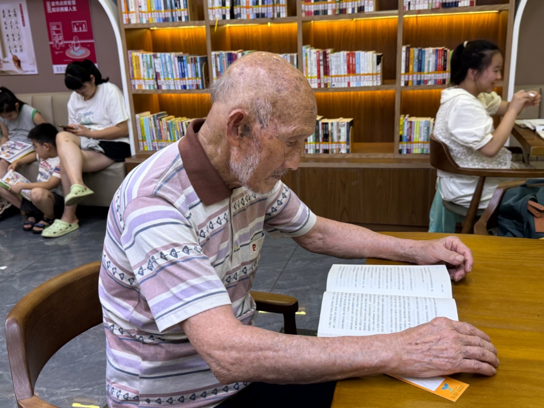 冲上热搜!南昌93岁老人每天都在孺子书房看书 冲上热搜!南昌93岁老人每天都在孺子书房看书