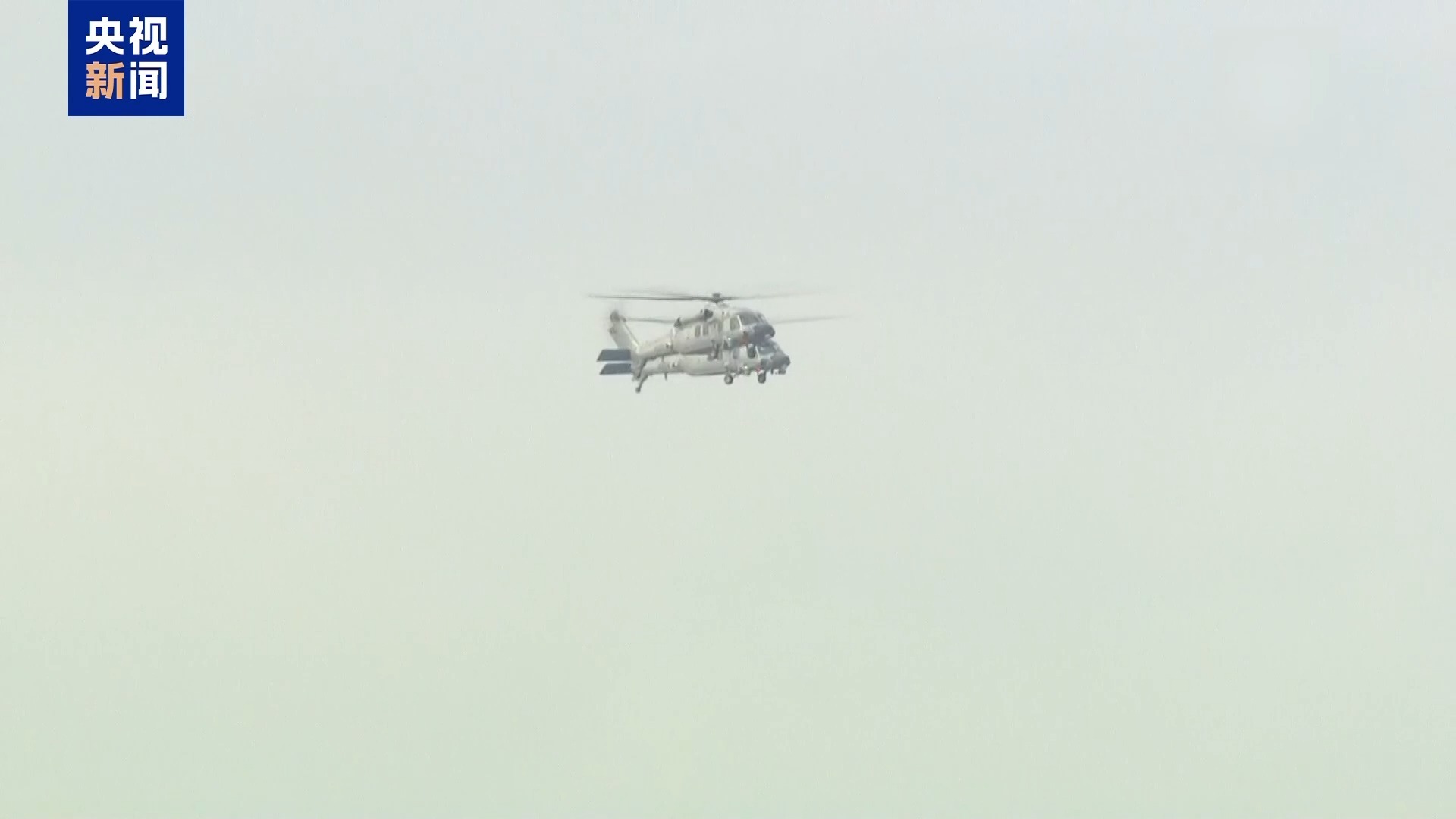 香港“海陆空”全方位欢迎山东舰航母编队抵港