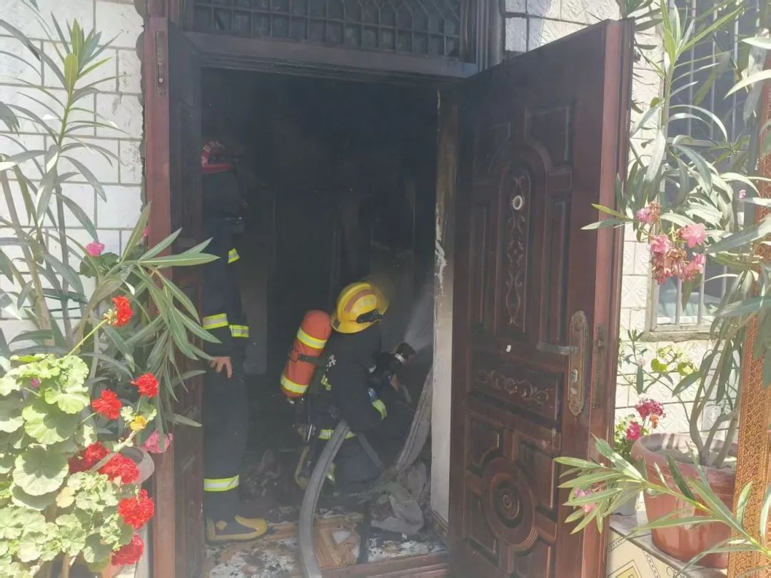 现金54w+、黄金30余克、房产证被埋火场!消防在滚烫废墟中找寻 现金54w+、黄金30余克、房产证被埋火场!消防在滚烫废墟中找寻