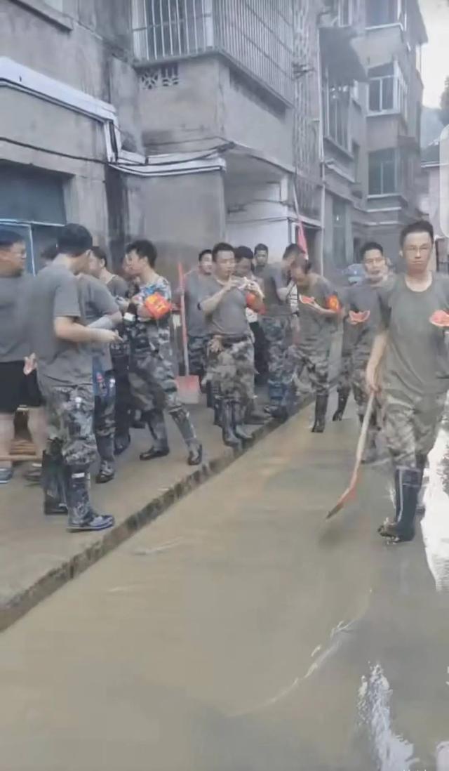 1700多斤、跨越近千公里的西瓜,“甜”了所有人的心! 1700多斤、跨越近千公里的西瓜,“甜”了所有人的心!