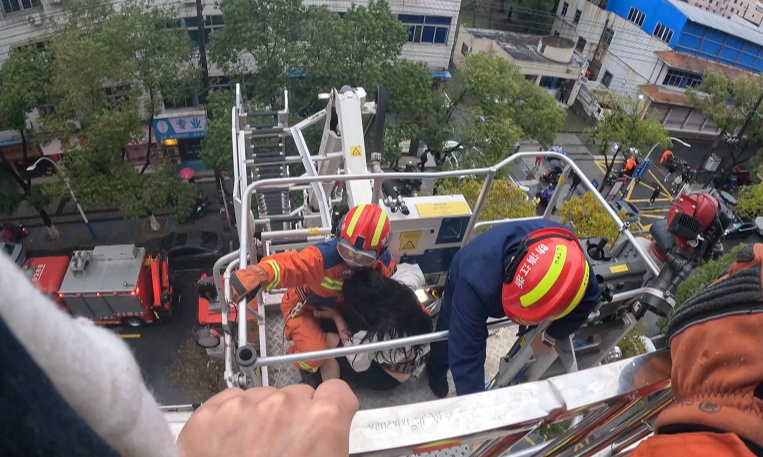 刚被消防救出,又被警察带走!50岁男子酒后“翻车”…… 刚被消防救出,又被警察带走!50岁男子酒后“翻车”……