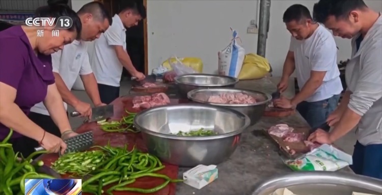 小小的身体大大的能量!贵州榕江8岁小球迷街头清淤 小小的身体大大的能量!贵州榕江8岁小球迷街头清淤