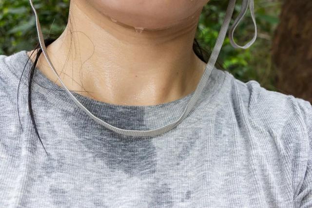 一动就出汗的人，是身体虚？可能得排查一下这4种病！