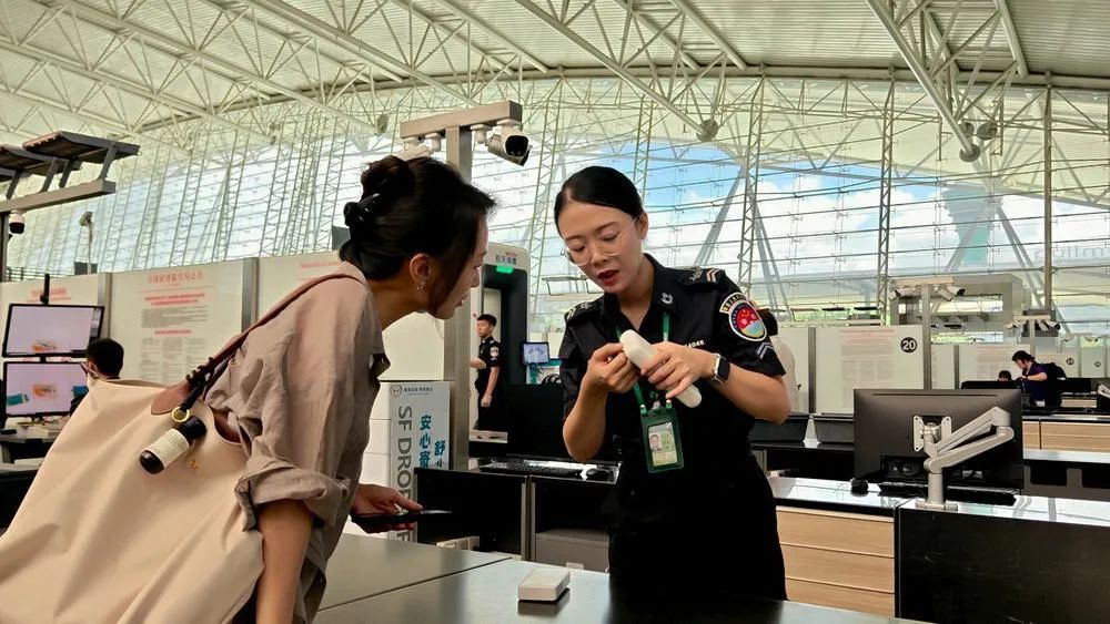 新规实施5天,广州白云机场不合规充电宝减少近六成,旅客自弃的这样处理→ 新规实施5天,广州白云机场不合规充电宝减少近六成,旅客自弃的这样处理→