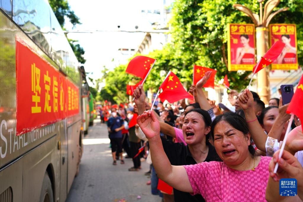 贵州榕江:送别抗洪抢险救援队伍 贵州榕江:送别抗洪抢险救援队伍