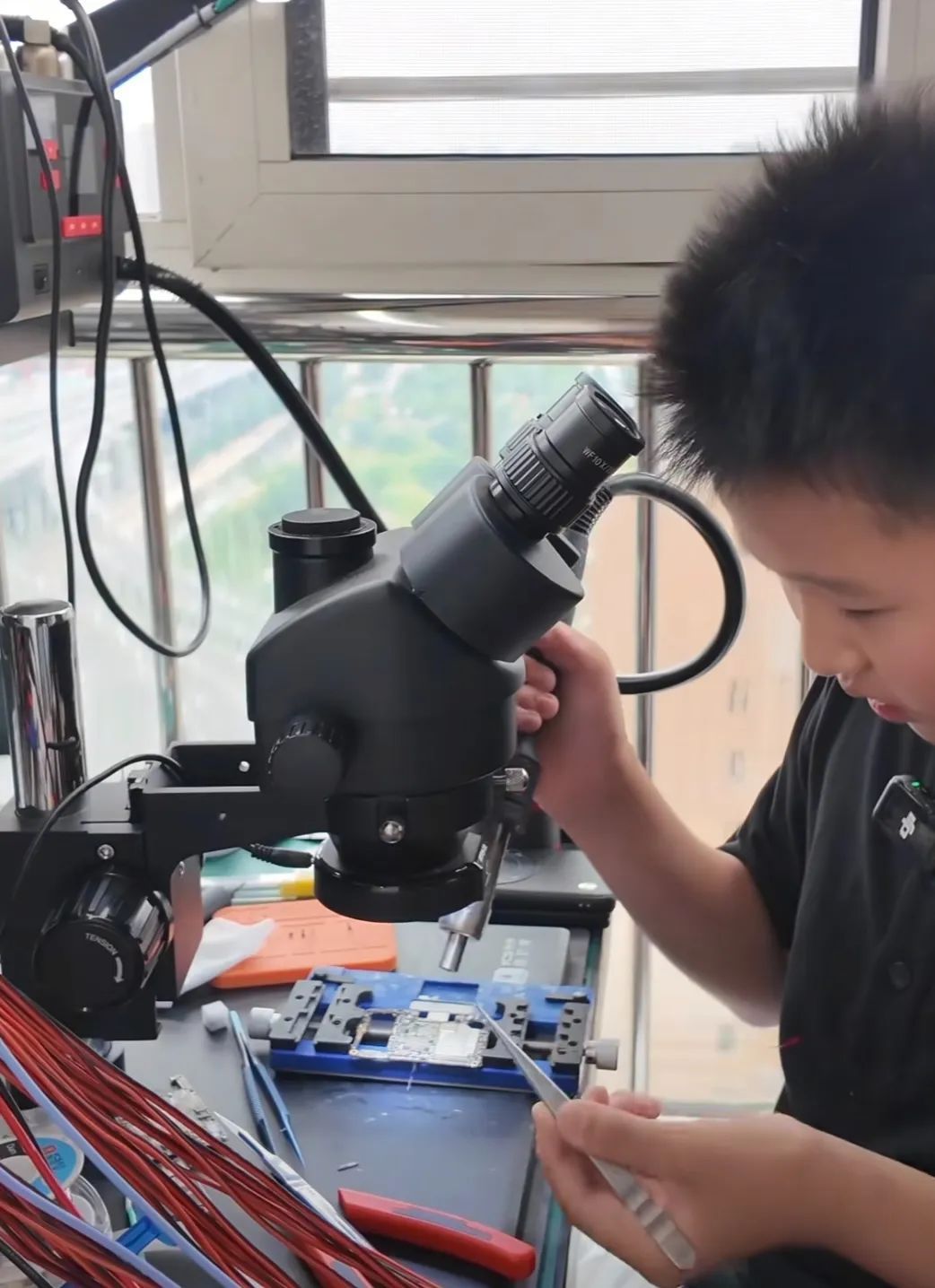 12岁小孩哥“沉迷”维修!母亲:研究火箭燃料时曾爆燃,现在邻居有活就找他 12岁小孩哥“沉迷”维修!母亲:研究火箭燃料时曾爆燃,现在邻居有活就找他