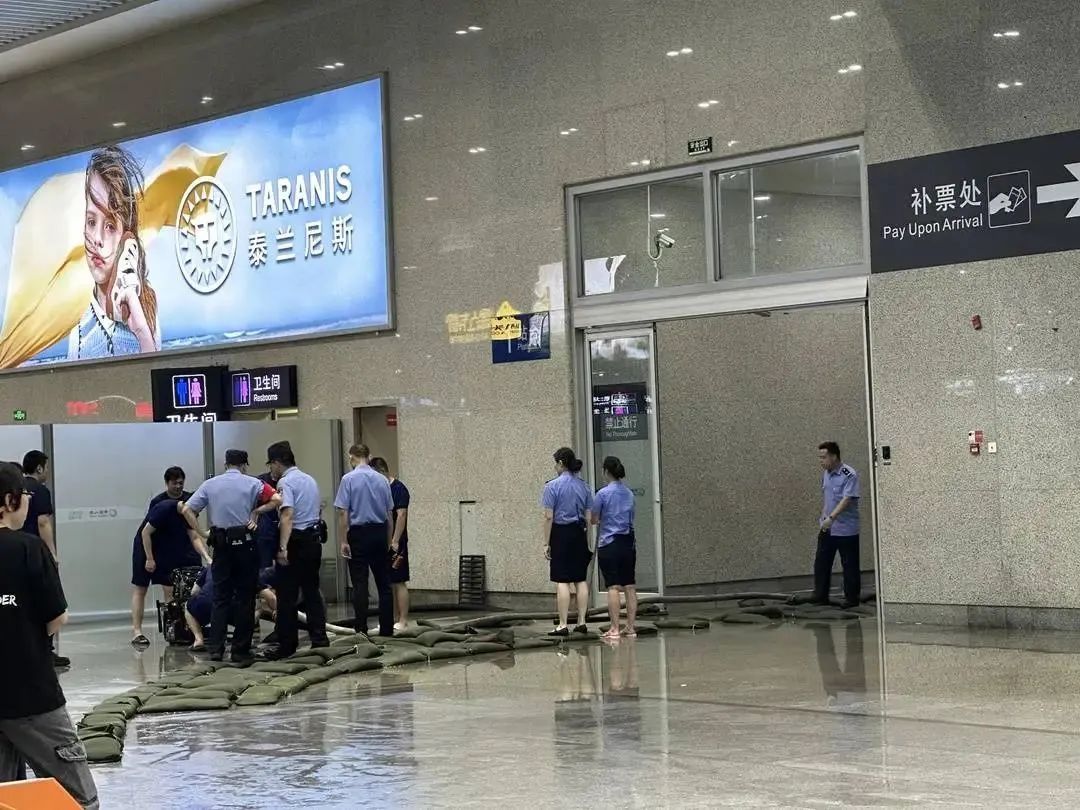 “高铁站台不要打伞!” 成都东站反复提醒,专家解读 “高铁站台不要打伞!” 成都东站反复提醒,专家解读