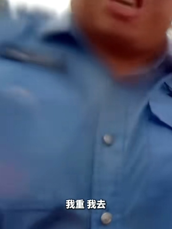 “警察同志,快来呀!”“我去,我胖些!” “警察同志,快来呀!”“我去,我胖些!”