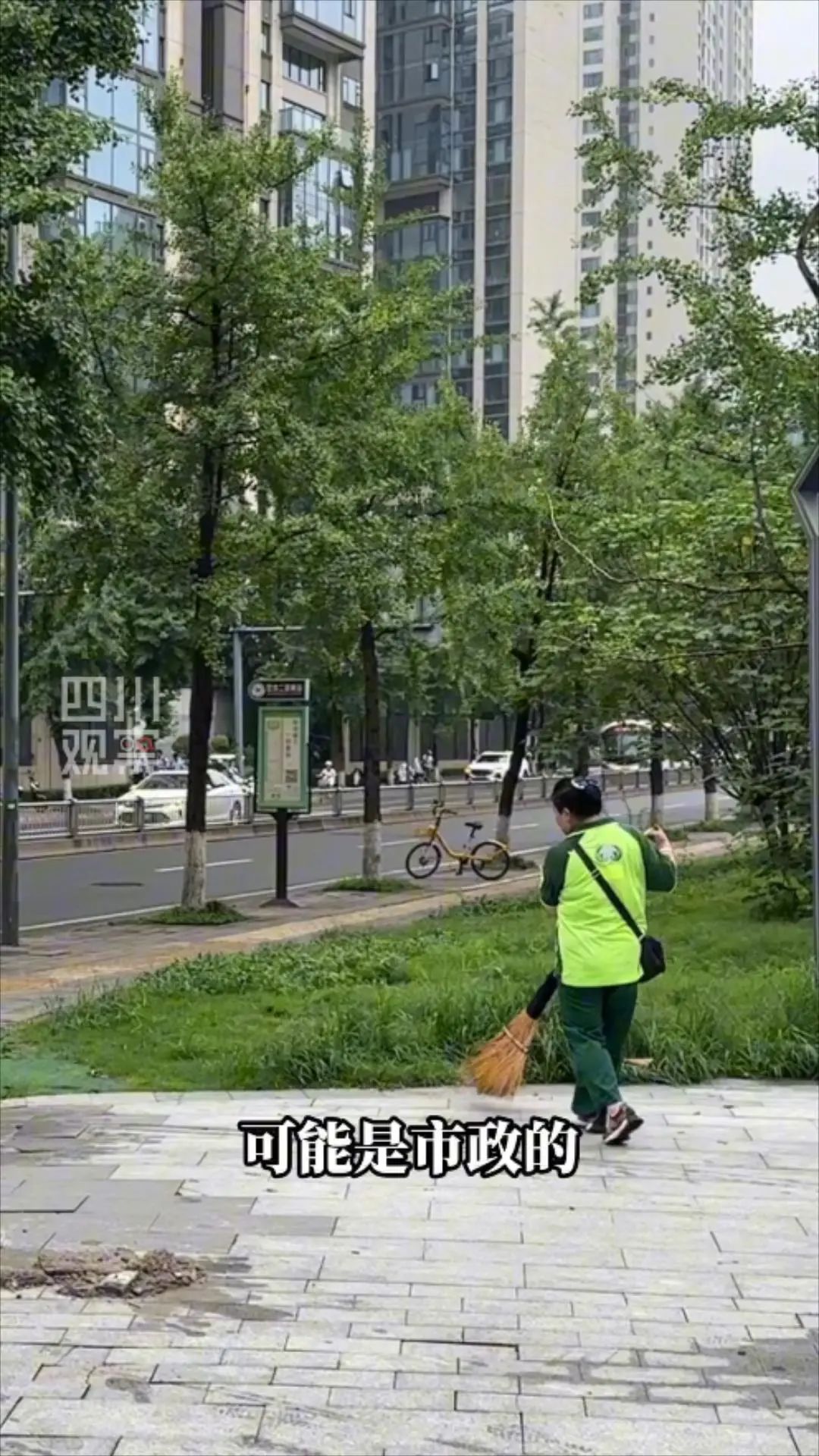 暴雨过后看成都：“划船”片区积水退去，早高峰恢复如常