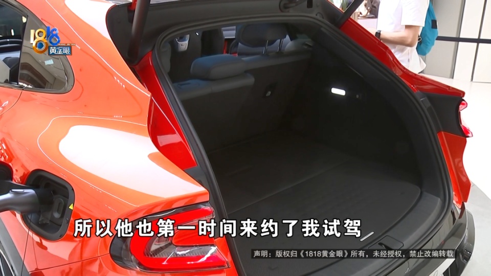 非“米粉”定小米YU7，锁单后看到交付时间，女子懵了：销售之前说的都是假的