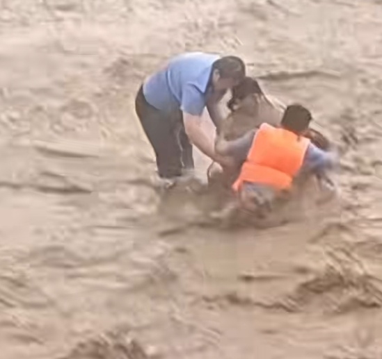 “警察同志,快来呀!”“我去,我胖些!” “警察同志,快来呀!”“我去,我胖些!”