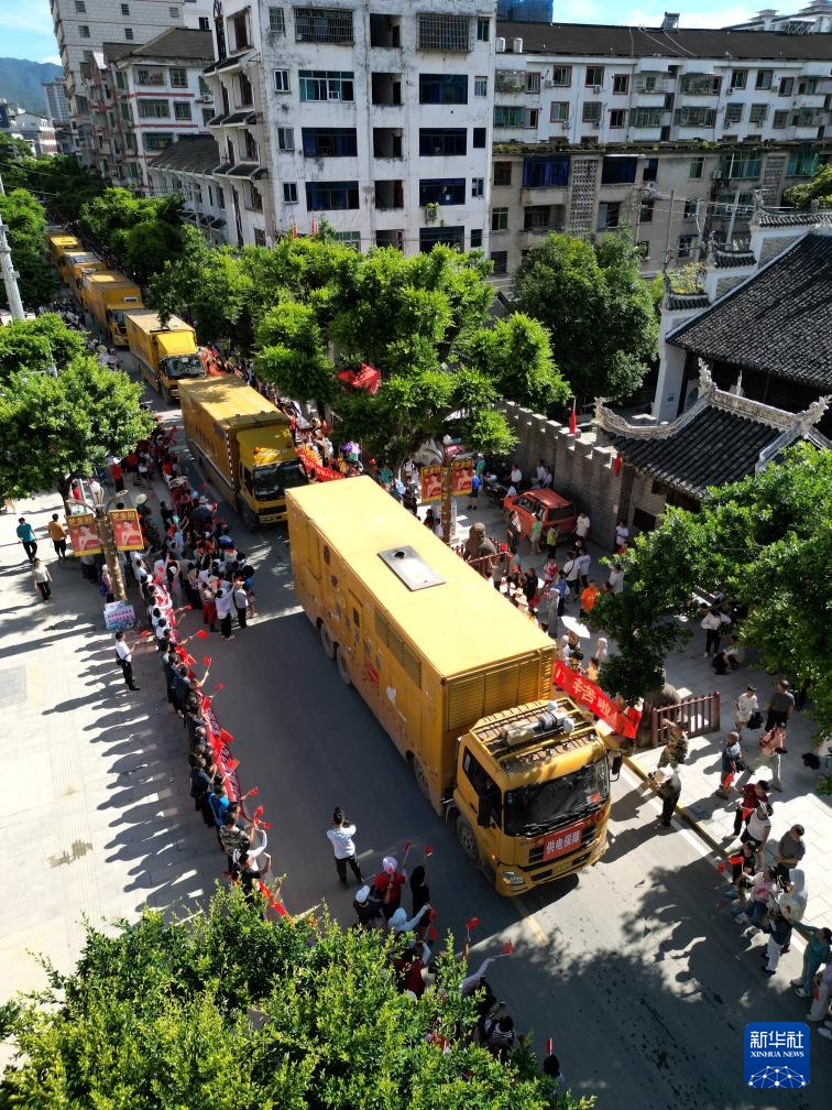 贵州榕江:送别抗洪抢险救援队伍 贵州榕江:送别抗洪抢险救援队伍