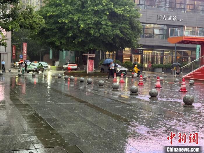 暴雨袭蓉交通受阻 成都启动防汛三级应急响应 暴雨袭蓉交通受阻 成都启动防汛三级应急响应