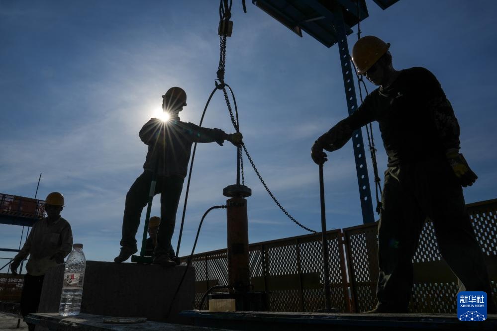 高温下的铁路建设者 高温下的铁路建设者