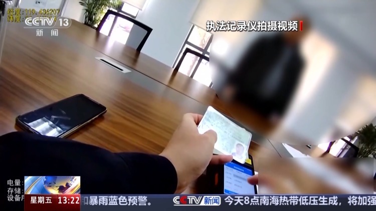 开车看手机3秒=盲开50米！@司机们 分心上路“驶”不得