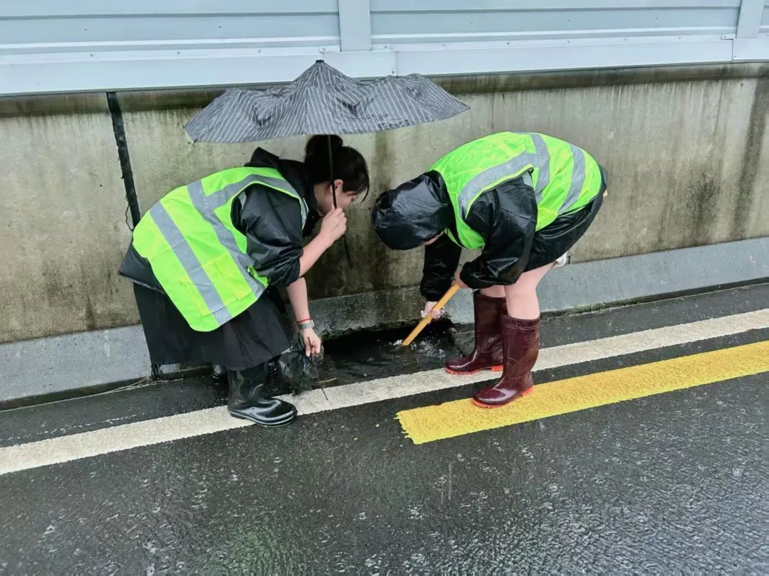 大雨过后,成都公交全部恢复正常运营! 大雨过后,成都公交全部恢复正常运营!