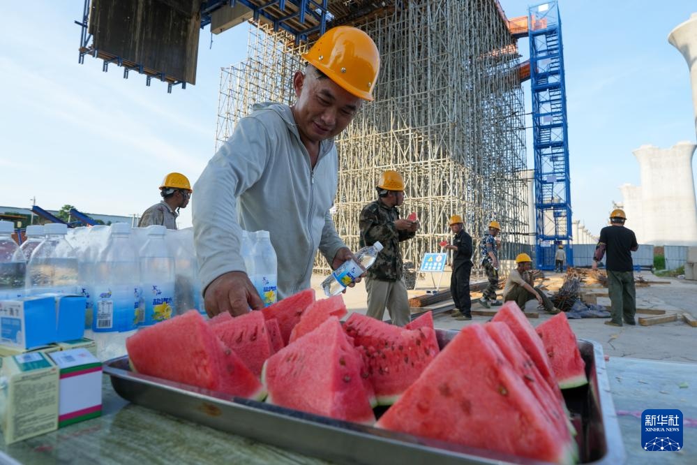 高温下的铁路建设者 高温下的铁路建设者