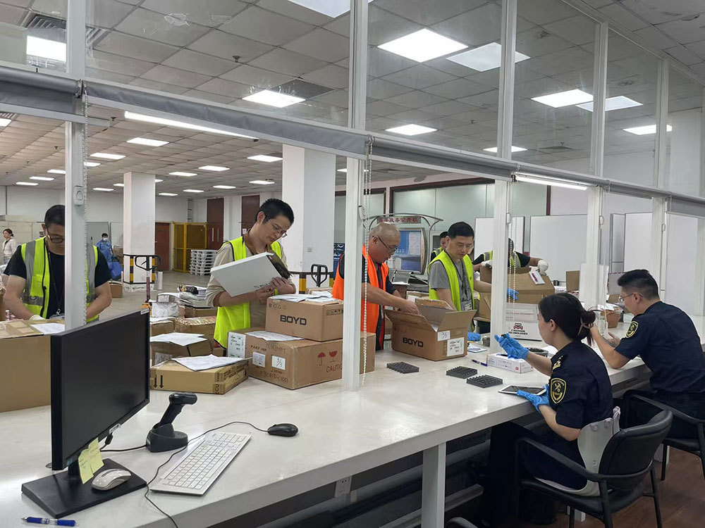 实探“海关大战Lafufu”第一线：如何揪出假冒伪劣？