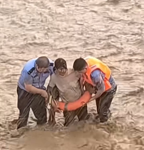“警察同志,快来呀!”“我去,我胖些!” “警察同志,快来呀!”“我去,我胖些!”
