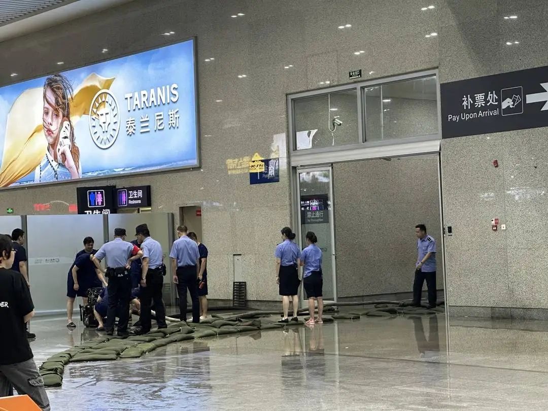 强降雨致火车站内积水,旅客排队踩沙包出站!官方致歉 强降雨致火车站内积水,旅客排队踩沙包出站!官方致歉