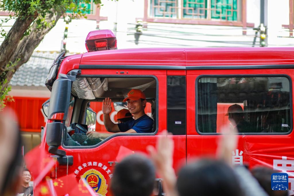 贵州榕江:送别抗洪抢险救援队伍 贵州榕江:送别抗洪抢险救援队伍