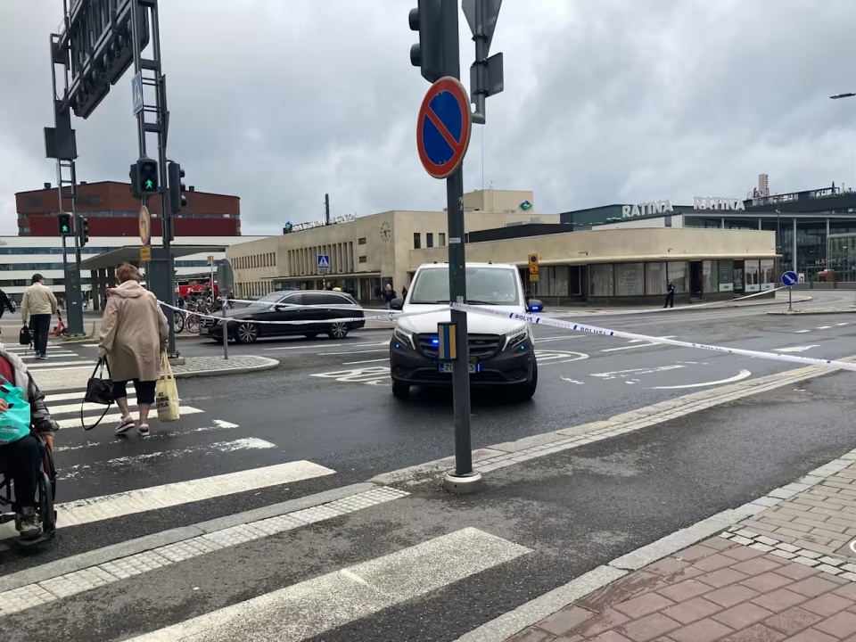 芬兰发生持刀伤人事件,凶手为20多岁男子,目击者称现场好多血 芬兰发生持刀伤人事件,凶手为20多岁男子,目击者称现场好多血