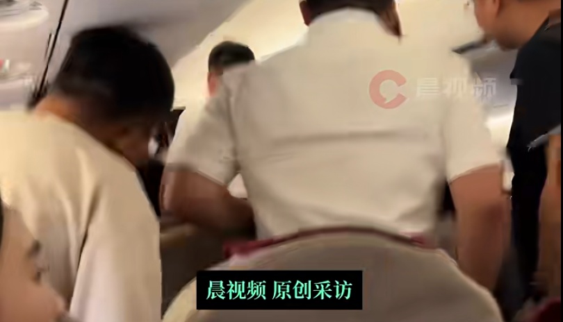 紧急刹停!一航班起飞时发出巨响,消防公安赶到现场,天津航空回应 紧急刹停!一航班起飞时发出巨响,消防公安赶到现场,天津航空回应