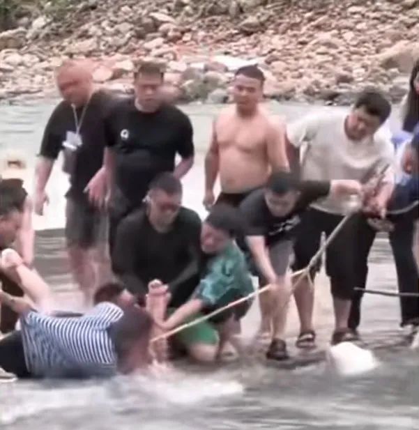 桥下勇救落水娃，那个白衣男子找到啦！