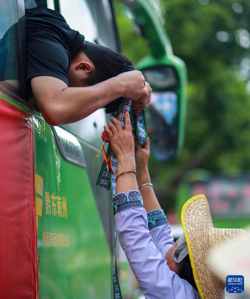 贵州榕江:送别抗洪抢险救援队伍 贵州榕江:送别抗洪抢险救援队伍