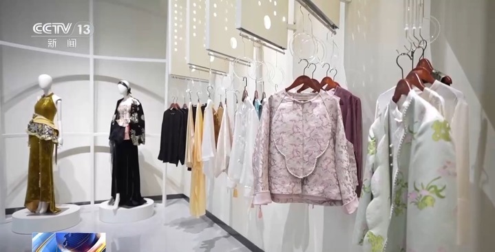 “青铜芙蓉”穿上身 被这波时尚消费新品种草了