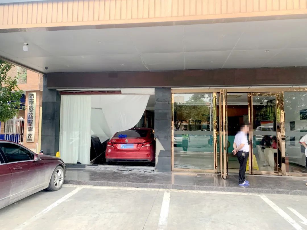 柳州女子驾车不慎撞入酒店大堂，警方通报