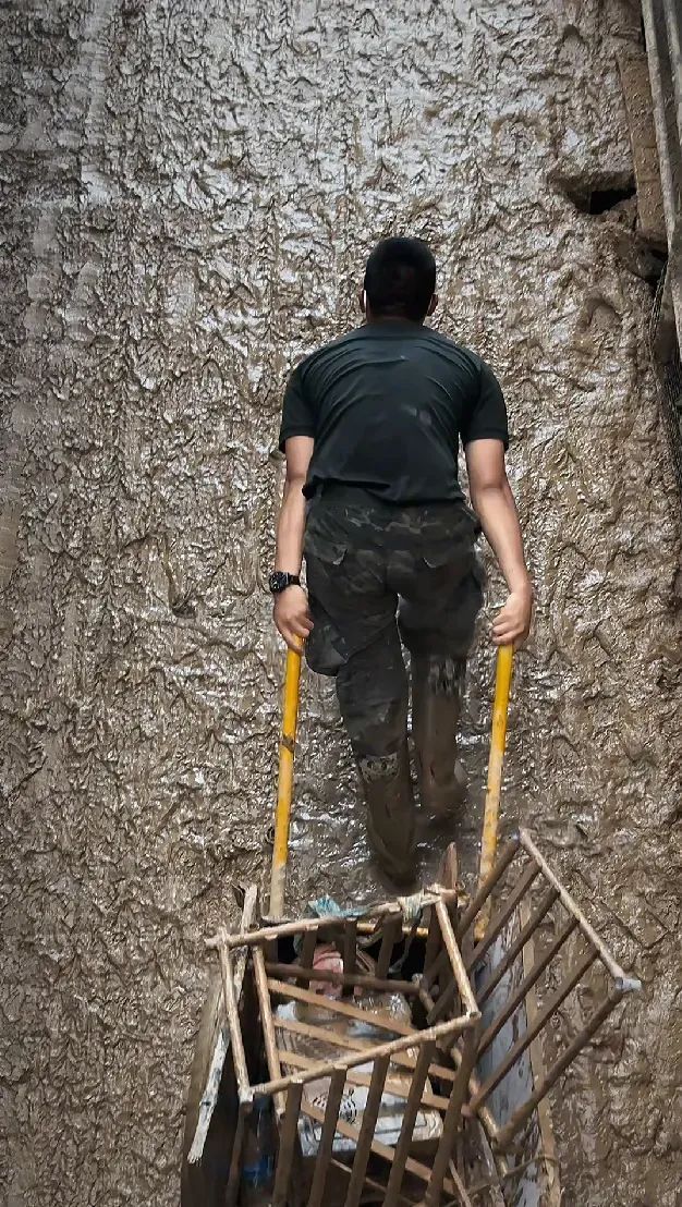 终于找到你了!这个背影让无数网友泪目 终于找到你了!这个背影让无数网友泪目
