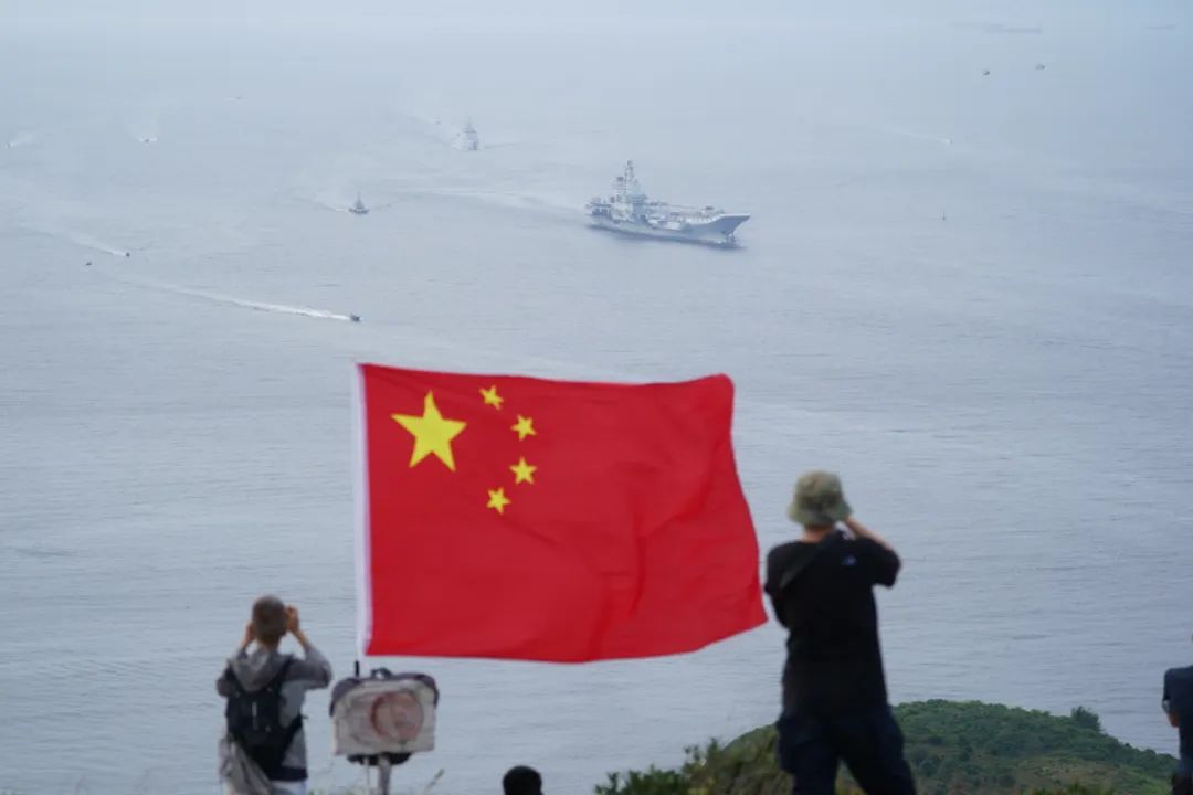 山东舰访港,香港市民“海陆空”追星! 山东舰访港,香港市民“海陆空”追星!