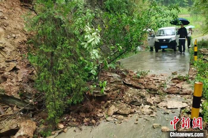 暴雨来袭 广元青川多人被困警民合力安全转移 暴雨来袭 广元青川多人被困警民合力安全转移