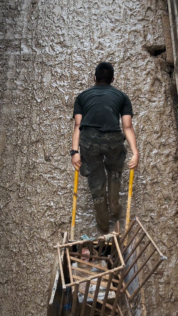 巷道里的 “中国脊梁” 火了！这个小伙找到了→
