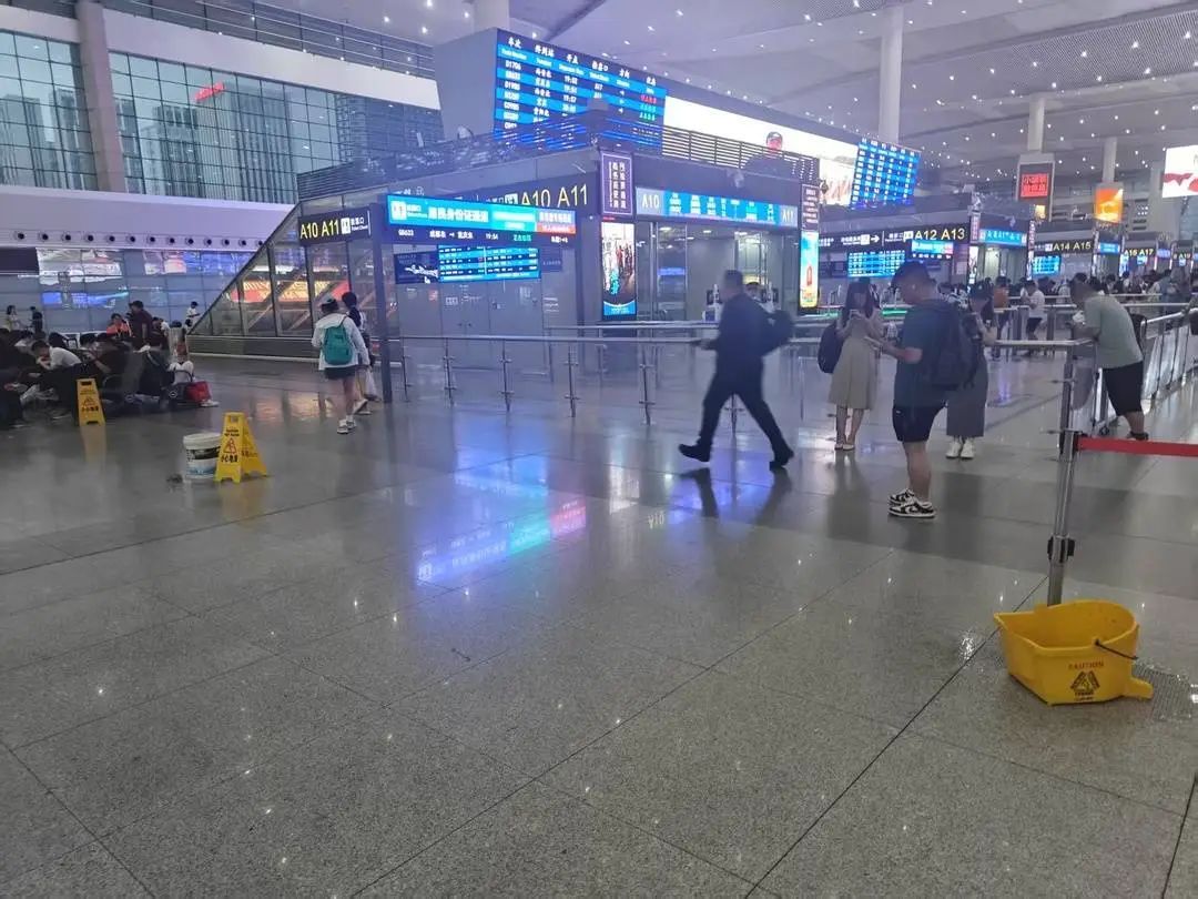 强降雨致火车站内积水,旅客排队踩沙包出站!官方致歉 强降雨致火车站内积水,旅客排队踩沙包出站!官方致歉