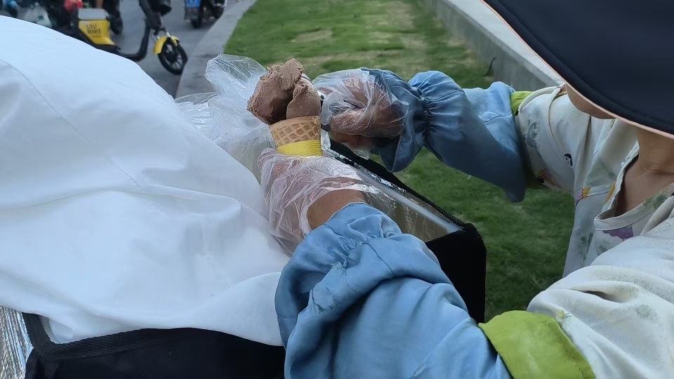 妈妈摆冰淇淋摊，女儿怕没人买偷偷发帖请网友帮忙：我报销！当事人回应：希望妈妈开心